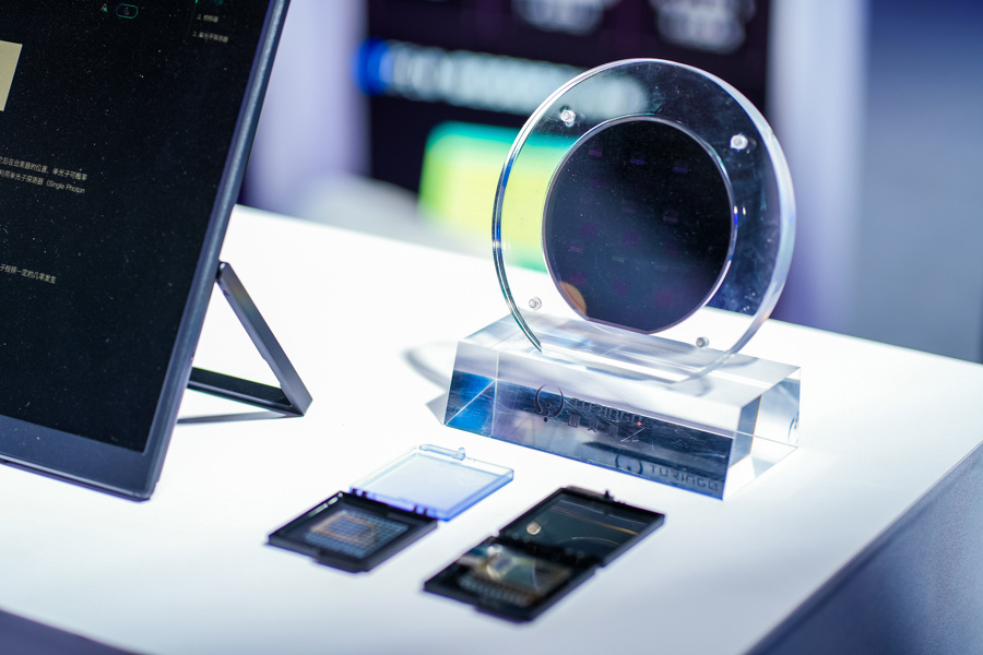 國產新一代光量子計算機首秀 算力媲美頂尖超算，大小僅如冰箱